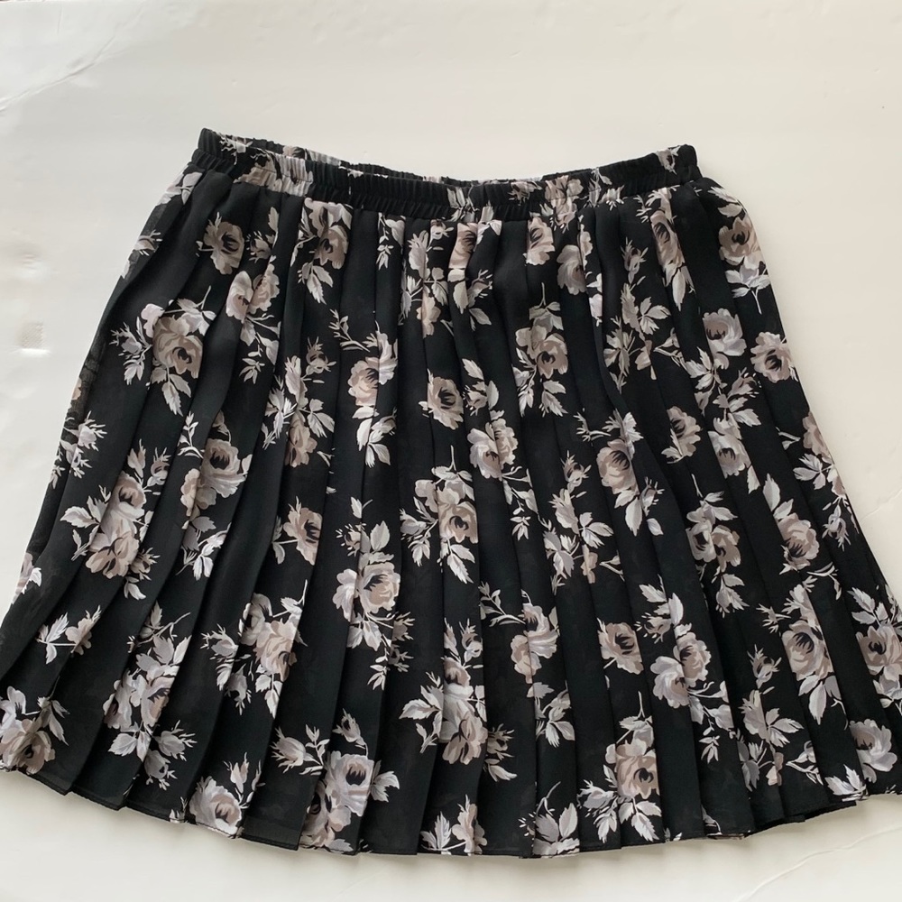 MAGGIE Black and Gray Floral Elastic Waist Pleated Skirt- EUC, 2 *can fi…